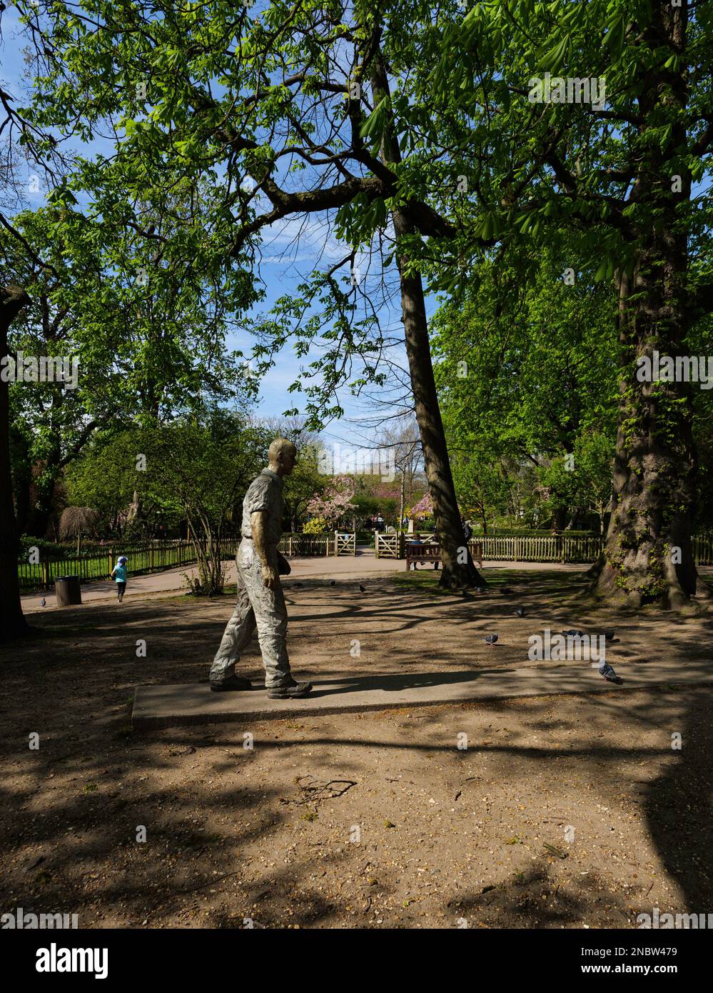 London - 04 11 2022 Uhr: "Statue of the Walking man" von Sean Henry im Holland Park Stockfoto