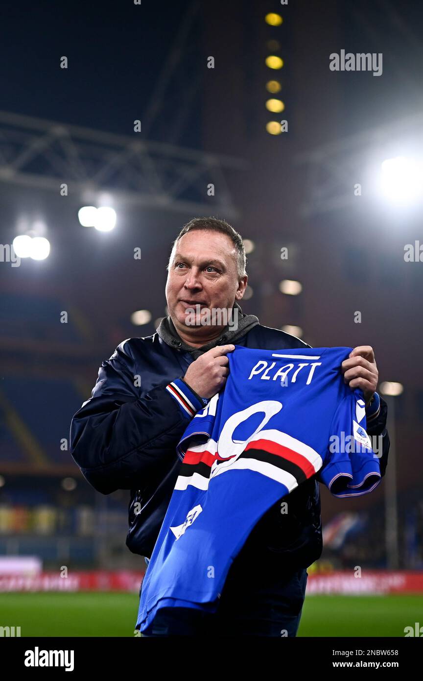 Genua, Italien. 13. Februar 2023 Der ehemalige Spieler David Platt besitzt ein UC Sampdoria Trikot mit seinem Namen und Nummer neun vor dem Fußballspiel der Serie A zwischen UC Sampdoria und dem FC Internazionale. Kredit: Nicolò Campo/Alamy Live News Stockfoto