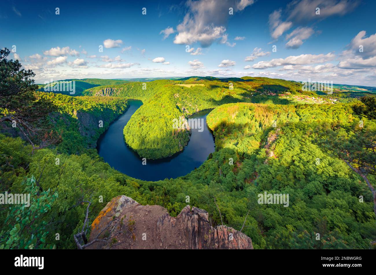 Frischer grüner Blick auf die Moldau in Hufeisenform vom Aussichtspunkt Maj. Atemberaubende Sommerszene des Bergschluchten in der Tschechischen Republik. Die Schönheit des Natu Stockfoto