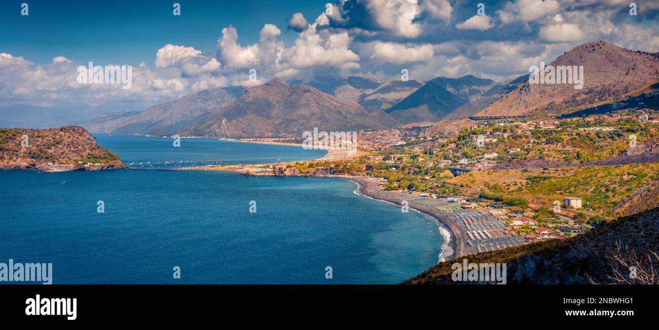 Panoramablick im Sommer auf Lido Paradise Beach mit Fiuzzis und Dino Island im Hintergrund. Spektakuläre Außenlandschaft der Mittelmeerküste von Ita Stockfoto