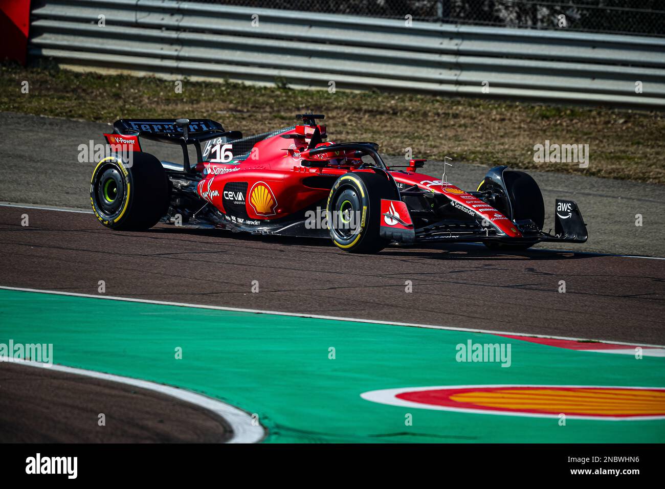 Charles Leclerc fährt den neuen Ferrari SF-23 für die Saison 2023 F1 auf dem Circuit de Fiorano am 14. Februar 2023 in Fiorano Modenese, Italien - Foto: Federico Basile / Dppi /DPPI/LiveMedia Stockfoto