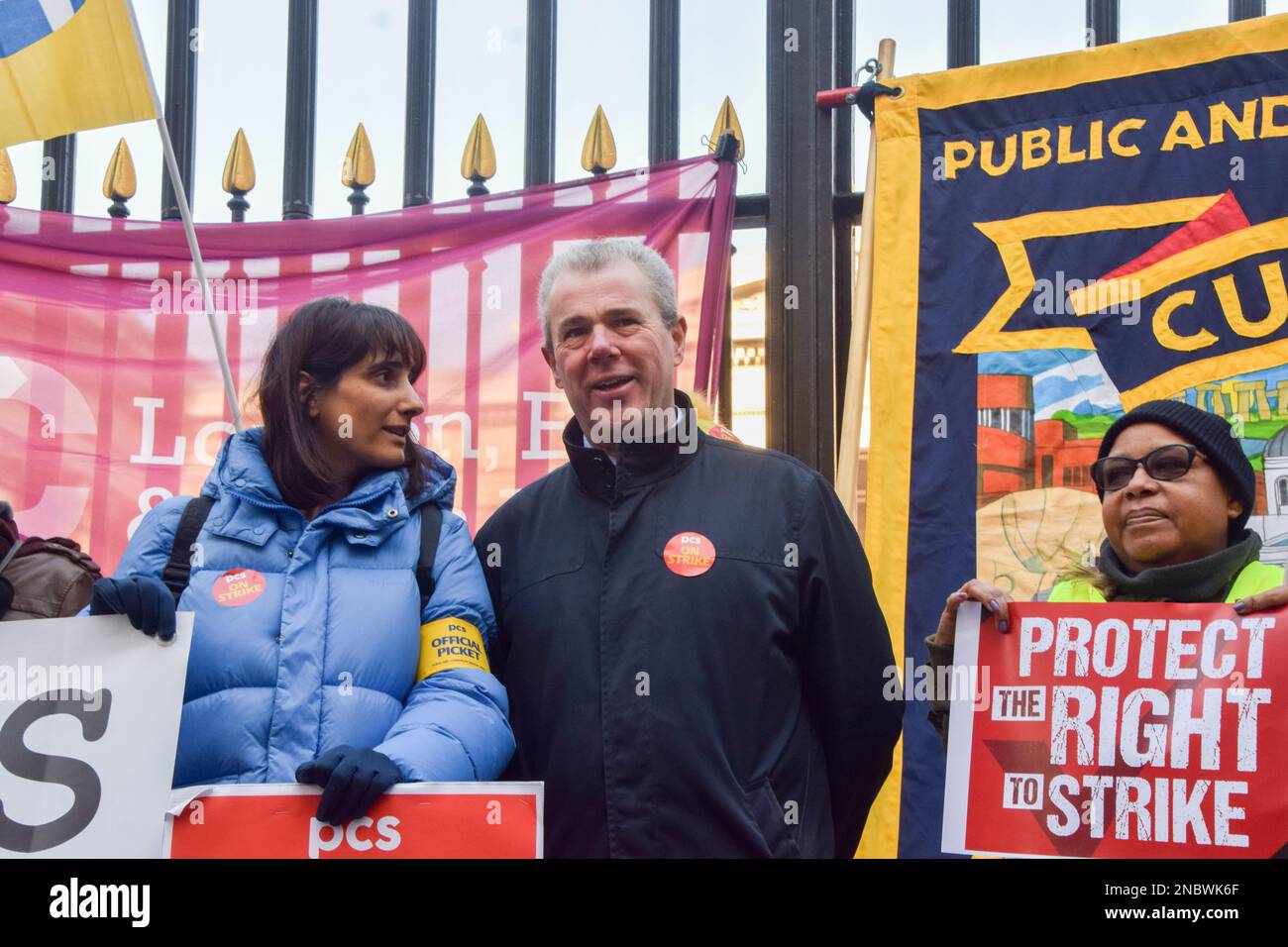 London, Großbritannien. 14. Februar 2023 Mark Serwotka, Generalsekretär von PCS (Public and Commercial Services Union), tritt vor dem British Museum in die Streikposten ein, während die Mitarbeiter weiterhin über ihre Bezahlung streiken. Kredit: Vuk Valcic/Alamy Live News Stockfoto