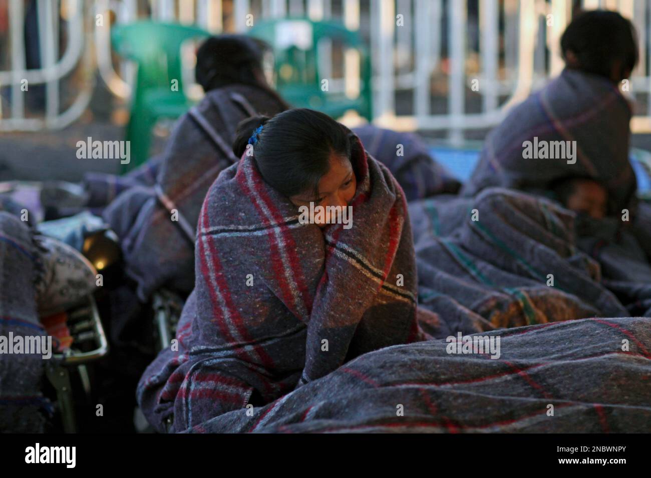 Relatives of miners trapped in a coal mine wait outside it in San Juan de Sabinas, in the Mexican state of Coahuila state, Thursday, May 5, 2011. Rescuers recovered a sixth body Thursday after a gas explosion Tuesday trapped 14 miners inside. Rescue workers continued their search using picks, shovels and their hands to tunnel through dirt, wood, metal and rock on to reach the miners trapped 197-foot-deep (60 meters) underground. (AP Photo/Alexandre Meneghini) Stockfoto