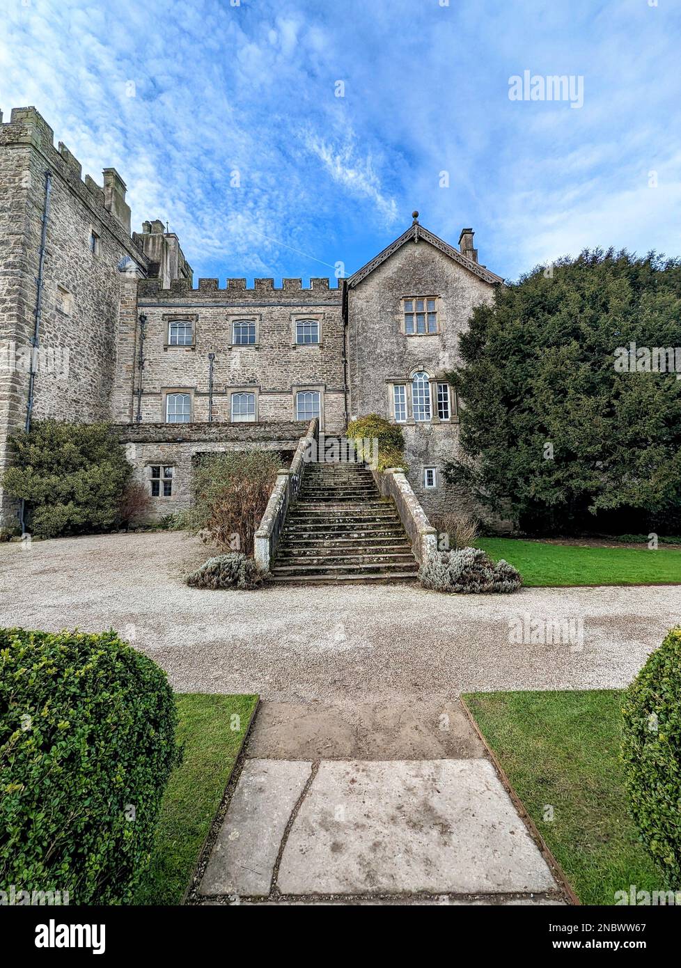 Ein altes Schloss-ähnliches Bauwerk mit einer Steintreppe, die zum Eingang führt Stockfoto