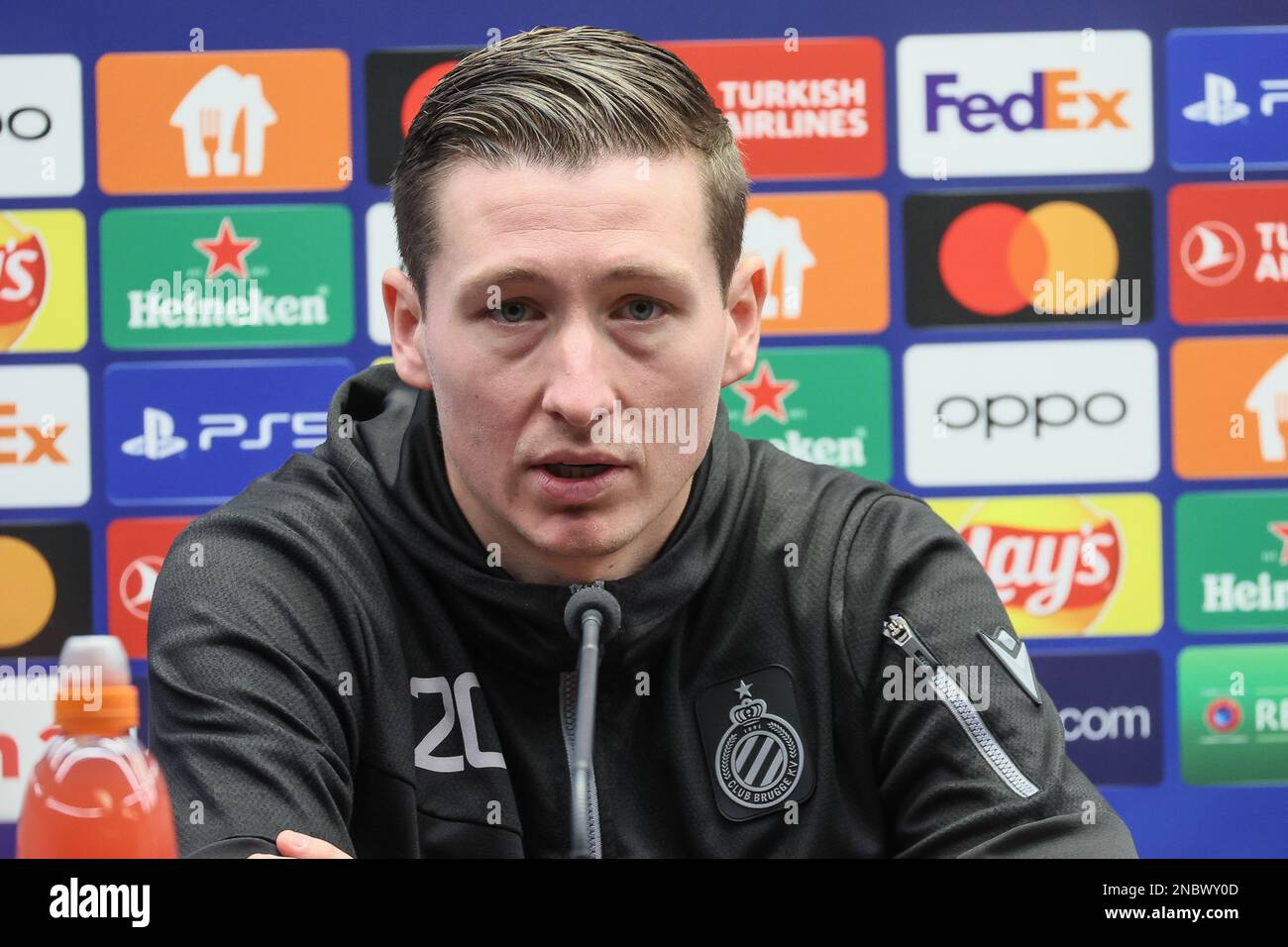 Hans Vanaken des Clubs wurde auf einer Pressekonferenz des belgischen Fußballteams Club Brugge KV am Dienstag, den 14. Februar 2023 im Stadion in Brügge zur Vorbereitung des morgigen Spiels gegen den Portguesischen Verein Benfica lisbon, der ersten Etappe der Runde 16 des UEFA Champions League-Wettbewerbs, gezeigt. BELGA FOTO BRUNO FAHY Stockfoto