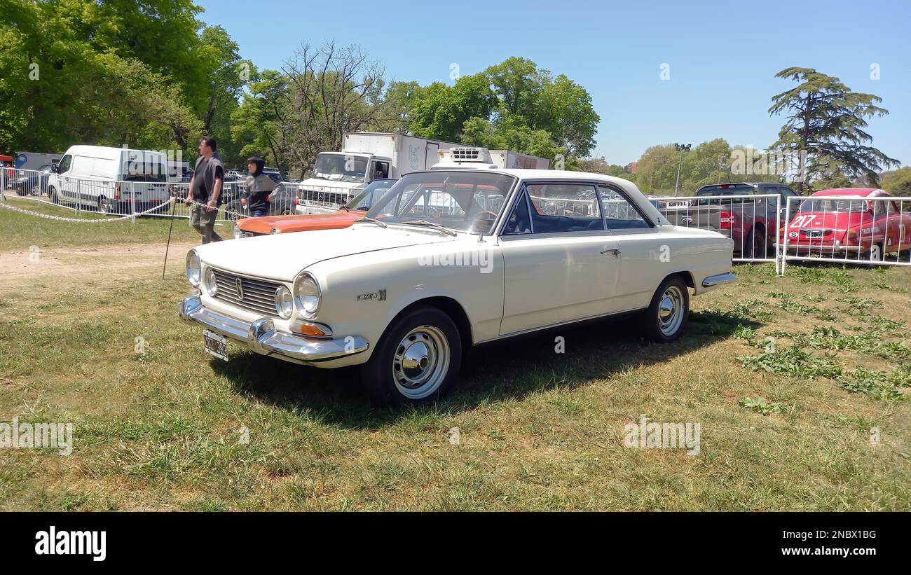 San Isidro, Argentinien - 7. Okt. 2022: Altweißer, sportlicher 1967 IKA Torino 380 W Coupe Tornado-Motor. Autoclasica 2022 Oldtimer-Show. Kopierraum Stockfoto