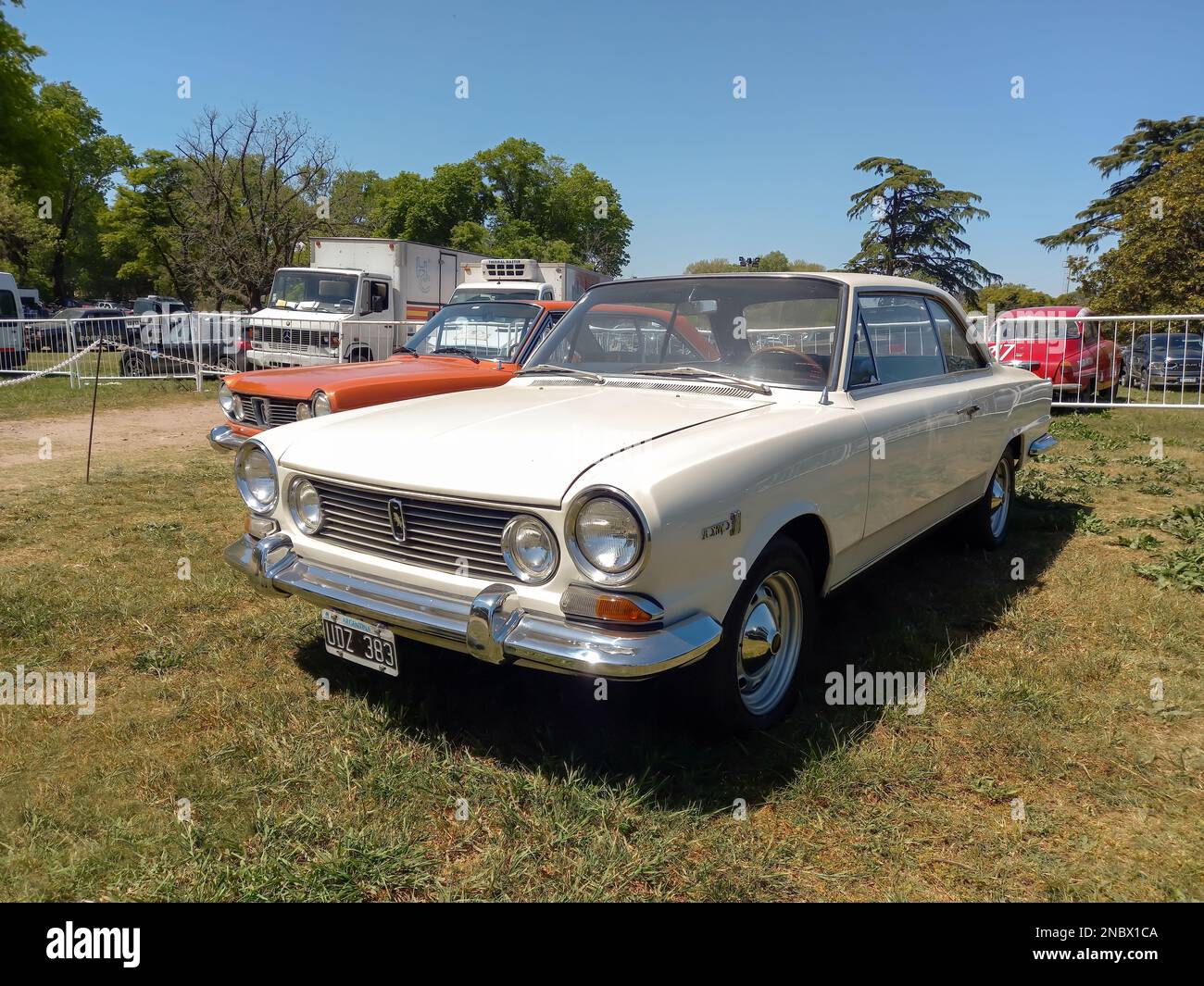 Altweißer, sportlicher 1967 IKA Torino 380 W Coupé Tornado-Motor. Autoclasica 2022 Oldtimer-Show. Kopierraum Stockfoto