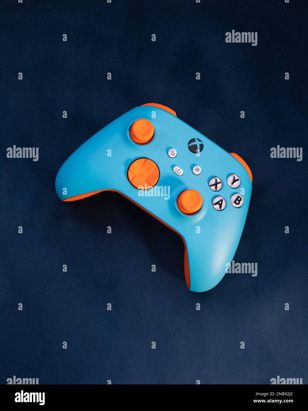 LONDON – 13. FEBRUAR 2023: Kundenspezifischer Xbox Design Lab Gaming- Controller in leuchtend orangefarbenem Blau Stockfotografie - Alamy