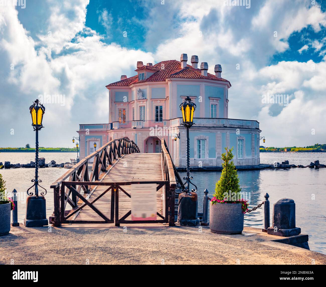 Herrlicher Sommerblick auf beliebtes Touristenziel - Casina Vanvitelliana, pagodenähnliche Jagd- und Angelhütte. Herrliche Außenlandschaft am Fusaro-See Stockfoto