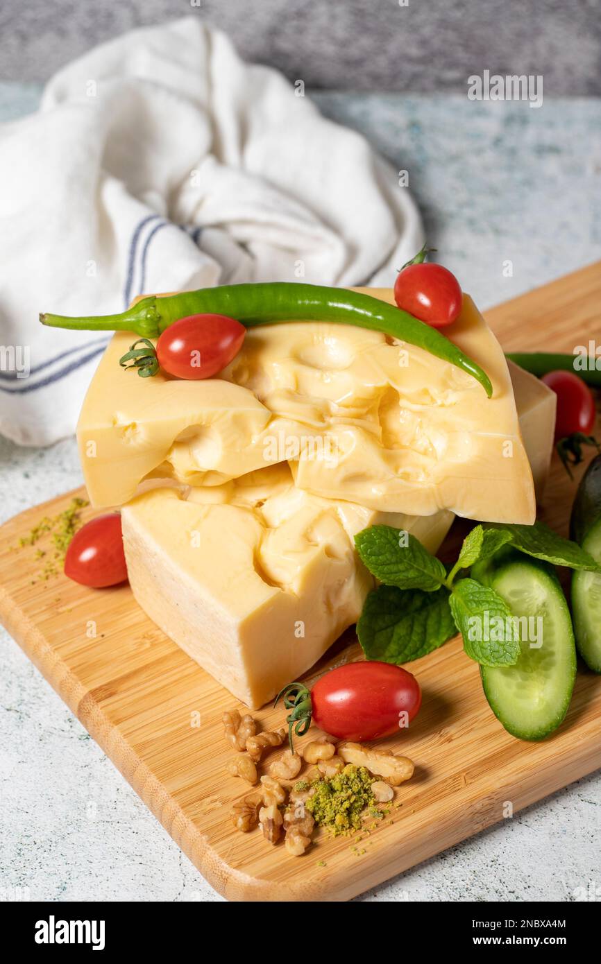 Gruyerekäse. Gruyerekäse auf Holzbrett. Käsesammlung Stockfoto