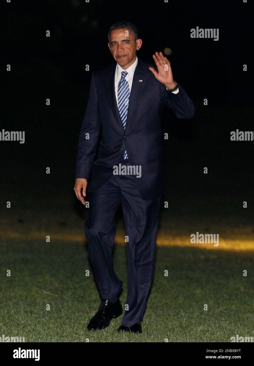 President Barack Obama waves as he walks from Marine One across the South Lawn to the White House, Friday, April 29, 2011, in Washington, as he returns form Florida. (AP Photo/Carolyn Kaster) Stockfoto