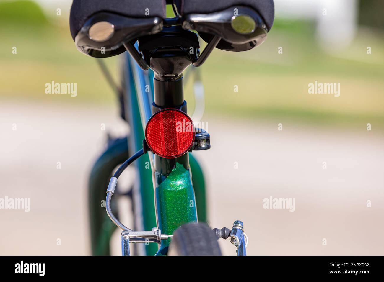 Roter Sicherheitsreflektor am Fahrrad. Konzept für Radfahren, Radfahren und Outdoor-Training. Stockfoto