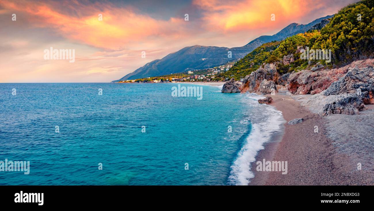 Unglaublicher Sonnenaufgang am Apelistra Strand, Lage in Himare. Spektakulärer Frühlingsvormittag in Albanien, Europa. Wunderbare Meereslandschaft der Adria. Die Schönheit von n Stockfoto