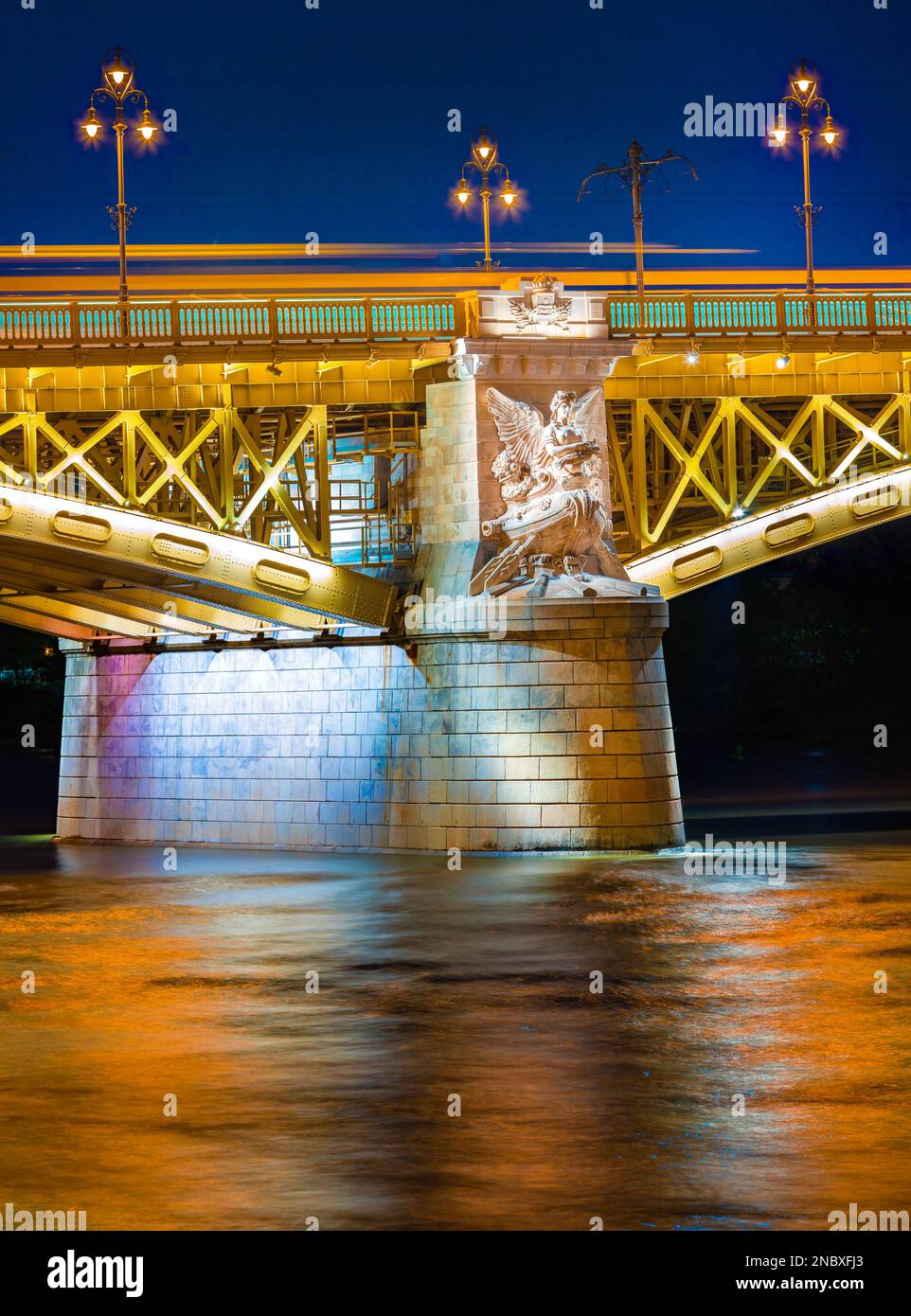 Beleuchteter Nachtsicht auf Margit oder Margaretenbrücke. Aufregendes Stadtbild von Budapest, UNESCO-Weltkulturerbe, Ungarn, Europa. Reisekonzept Stockfoto