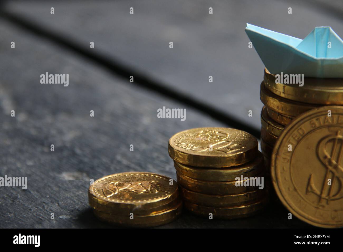 Goldene Münzen auf altem Hintergrund. Startkonzept. Stockfoto