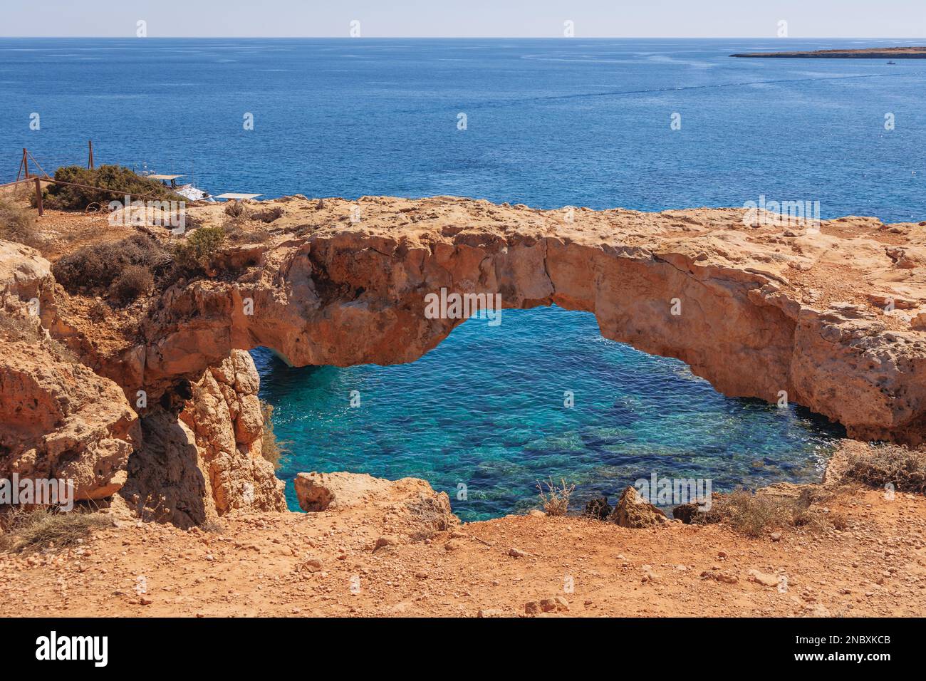 Kamara tou Koraka Steinbogen im Cape Greco National Forest Park in Zypern Stockfoto