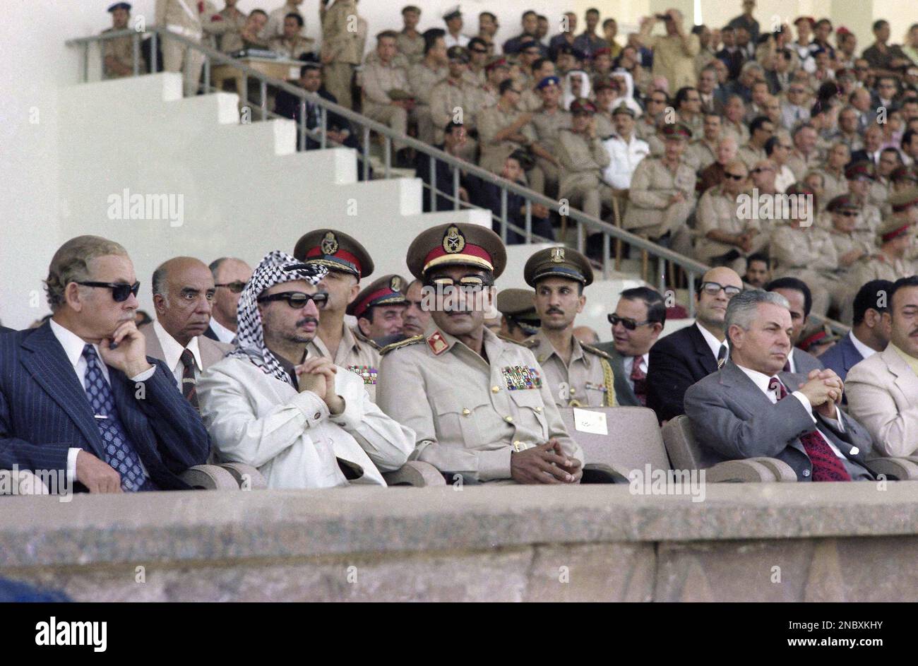 First anniversary of the Yom Kippur war, was celebrated with a big parade in Cairo on Oct. 6, 1974. Second from left is Palestine Liberation organization leader and on his left is President Anwar Sadat of Egypt. Other could not identify. (AP Photo/Harry Koundakjian) Stockfoto