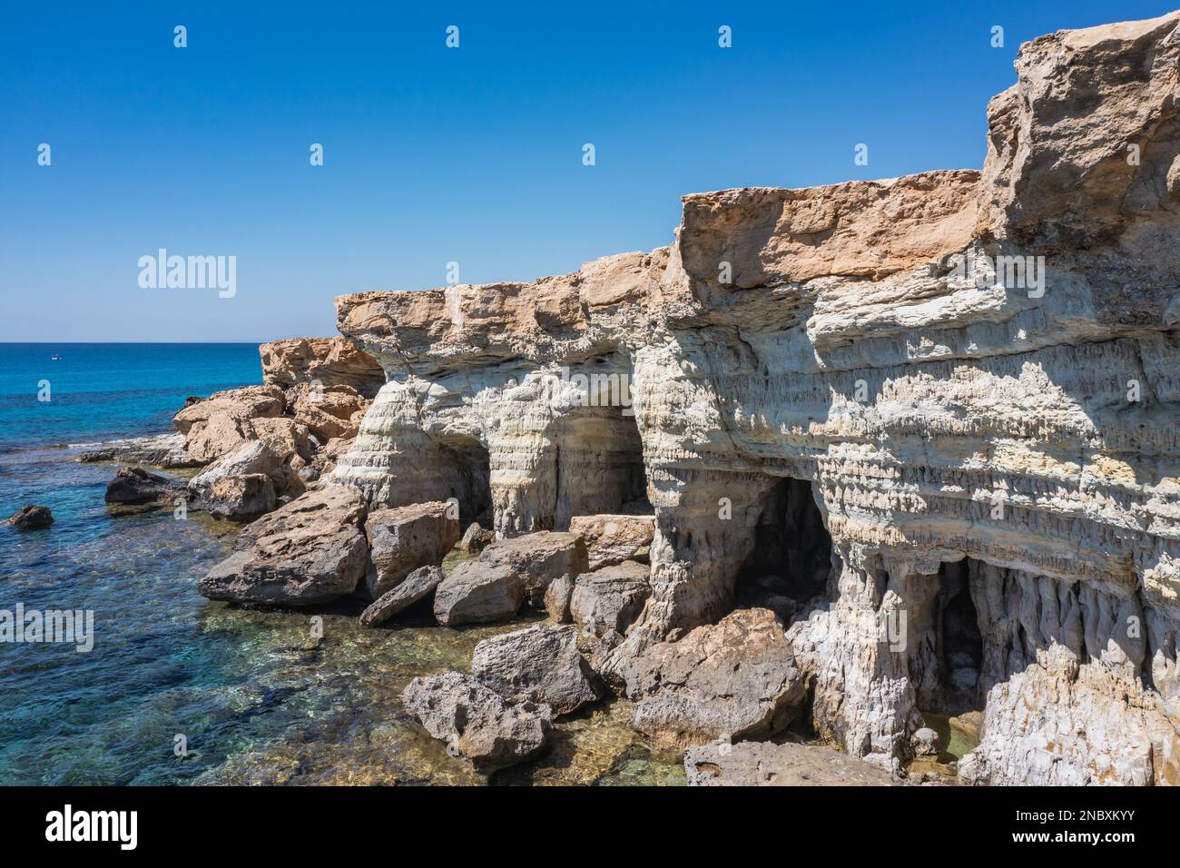 Berühmte Meereshöhlen im Cape Greco National Forest Park in Zypern Stockfoto