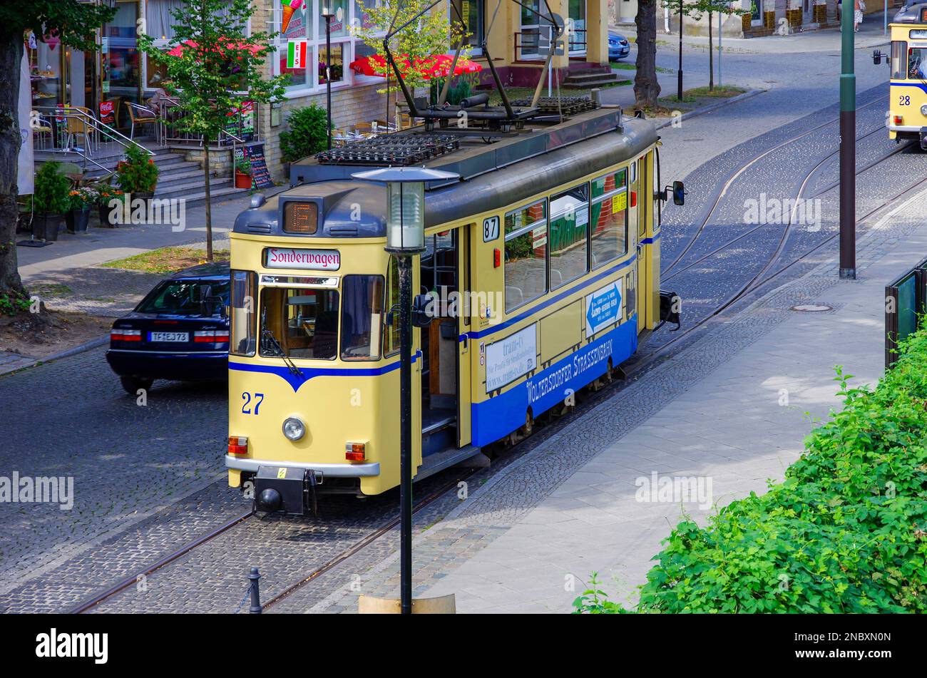 Eisenbahnwaggon der Woltersdorf-Straßenbahn auf der Ebene der Haltestelle Woltersdorfer Schleuse, Woltersdorf bei Berlin, Deutschland. Stockfoto