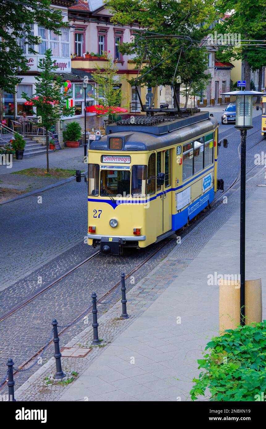 Eisenbahnwaggon der Woltersdorf-Straßenbahn auf der Ebene der Haltestelle Woltersdorfer Schleuse, Woltersdorf bei Berlin, Deutschland. Stockfoto