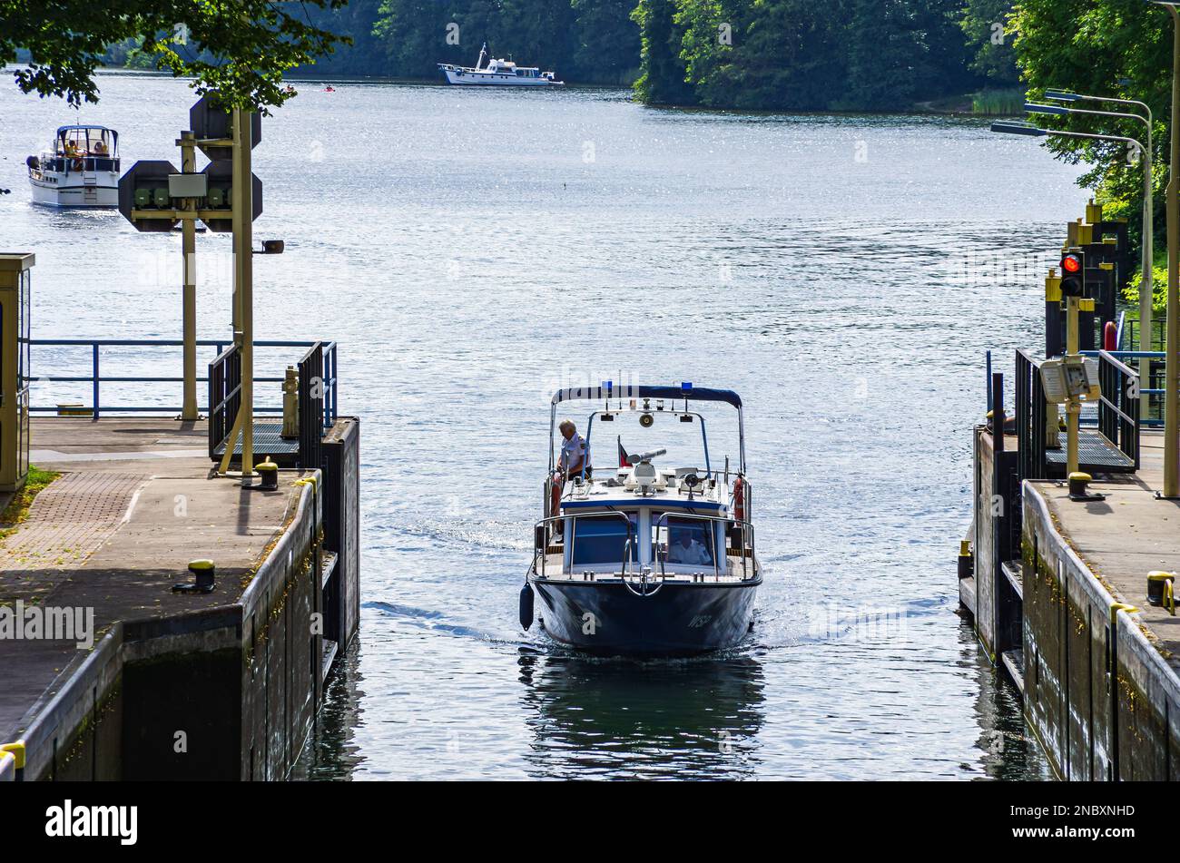 Woltersdorf bei Berlin, Brandenburg, Deutschland, 23. August 2012: Ein Boot der Wasserpolizei fährt vom Flakensee aus in die Woltersdorfer Schleuse ein. Stockfoto