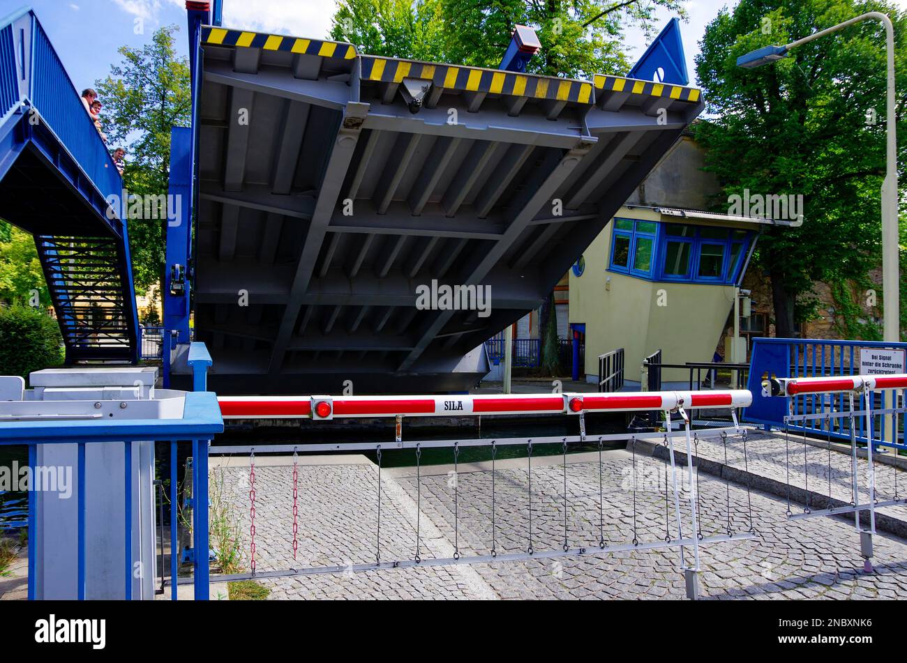 Öffnen oder Schließen der Bascule-Brücke an der Woltersdorfer Schleuse, Woltersdorf bei Berlin, Brandenburg, Deutschland, Europa. Stockfoto