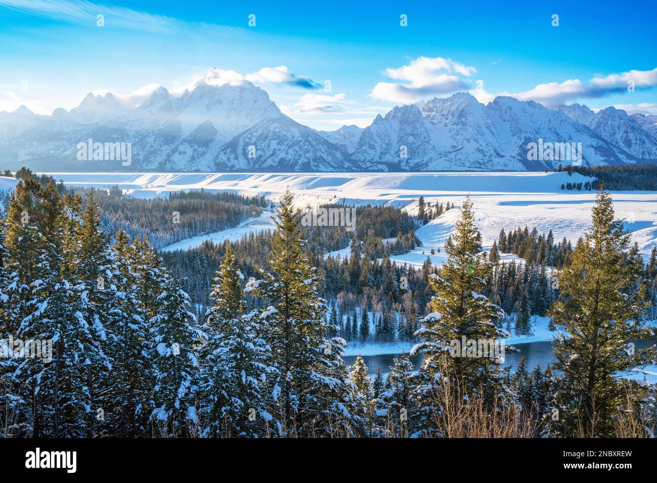 Snake River Overlook mit der unterirdischen Sonne im Winter, Winter Wonderland Grand Teton National Park, Wyoming, USA Stockfoto