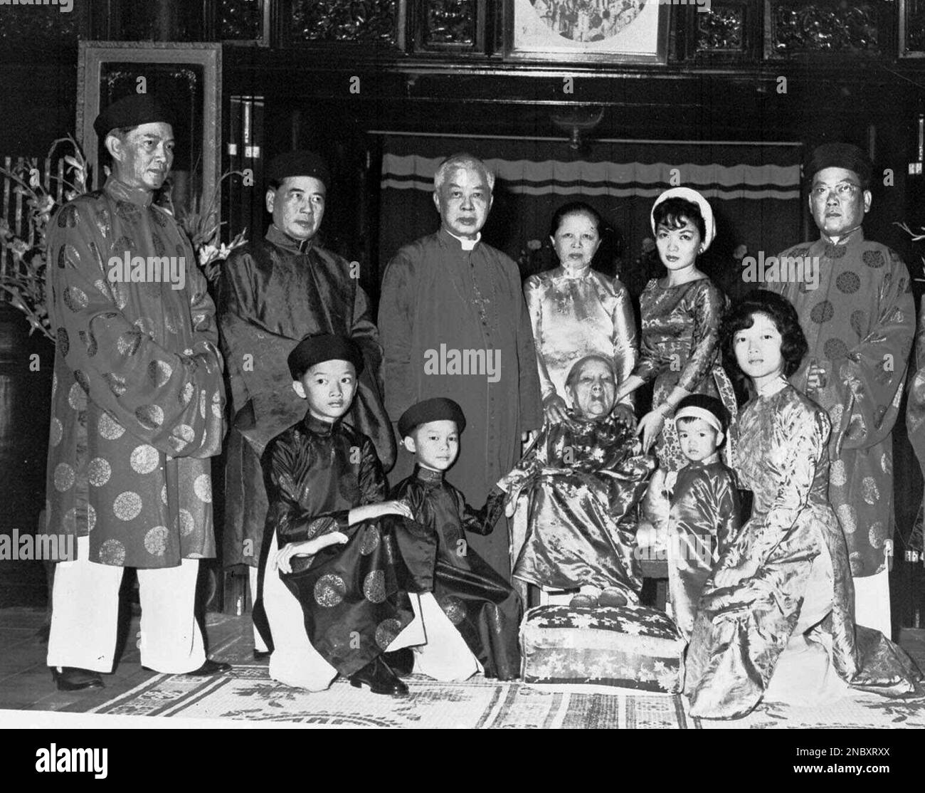 FILE - In this 1963 file photo, President Ngo Dinh Diem, second from left, poses with family members in Saigon. From left, standing, are Ngo Dinh Nhu; Diem's brother, Diem; Archbishop Ngo Dinh Thuc, a brother, Mrs. Nguyen Van Am, Diem's sister, Mrs. Ngo Dinh Nhu, Ngo Dinh Dan, a brother who bossed central Viet Nam, and seated is Diem's mother, flanked by Trac, 15, and Quynh, 11, Le Quyen, 4, and Le Thuy, 16, children of Mr. and Mrs. Nhu. Madame Nhu, whose Vietnamese original name is Tran Le Xuan, known as the outspoken beauty who served as South Vietnam's unofficial first lady early on in the  Stockfoto