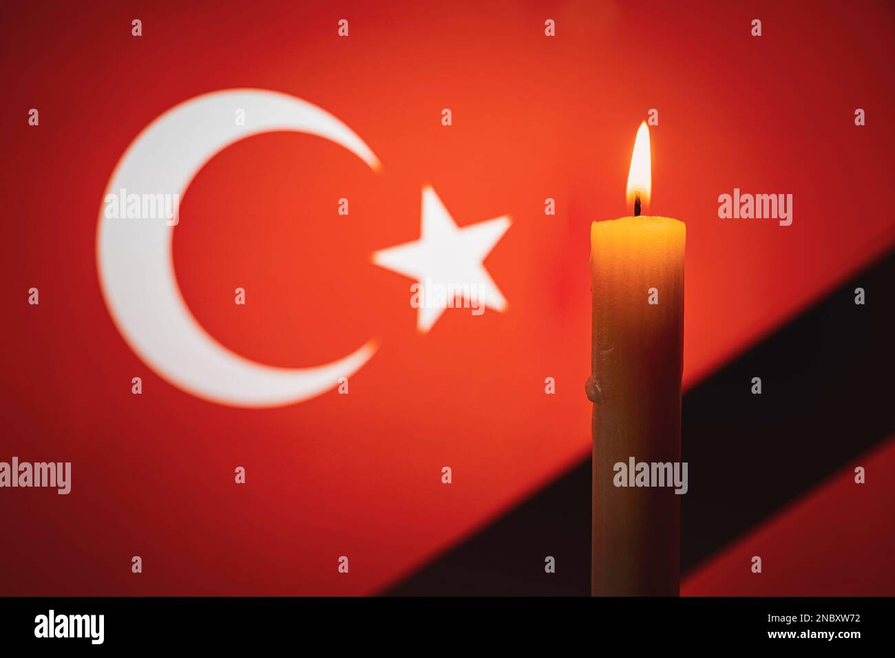 Trauer auf dem Land. Eine brennende Kerze auf dem Hintergrund der israelischen Flagge. Opfer von Katastrophen oder Kriegsbegriff. gedenktag, Gedenktag. Na Stockfoto