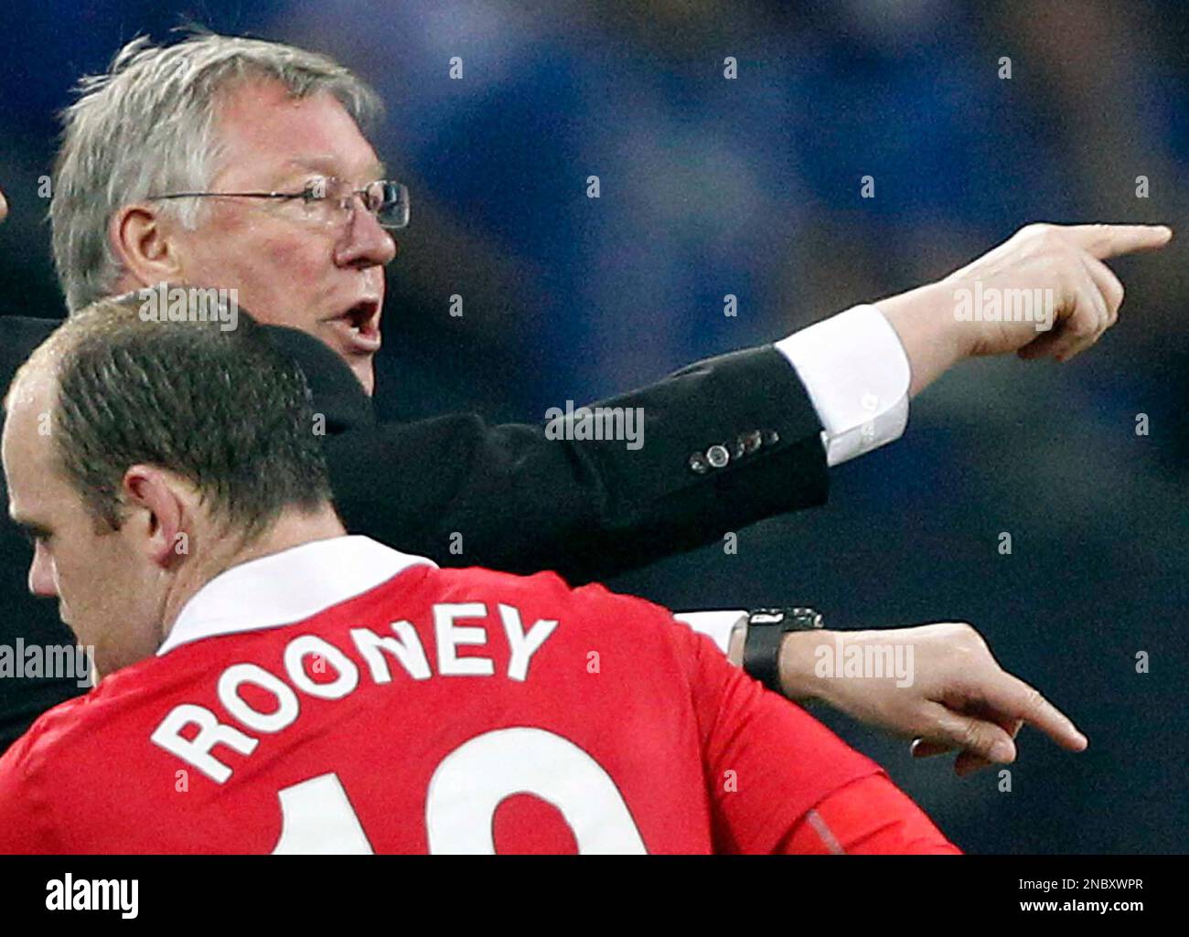 United's coach Alex Fergusson, rear , reacts while Wayne Rooney leaves the pitch during the semifinal first leg Champions League soccer match between Schalke 04 and Manchester United in Gelsenkirchen, Germany, Tuesday, April 26, 2011. (AP Photo/Frank Augstein) Stockfoto