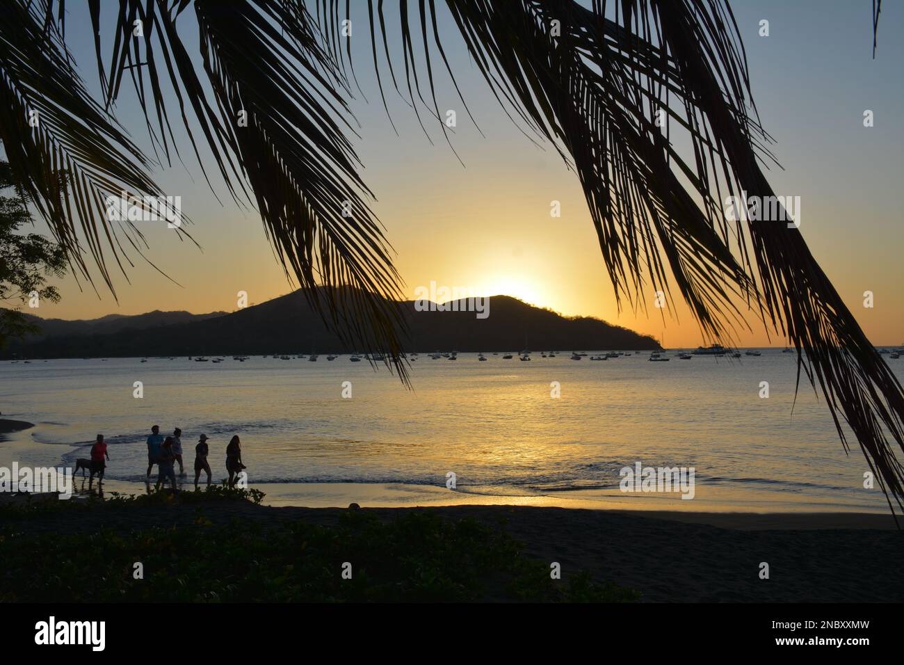 Leute am Strand bei Sonnenuntergang auf Playa Coco in Costa Rica Stockfoto