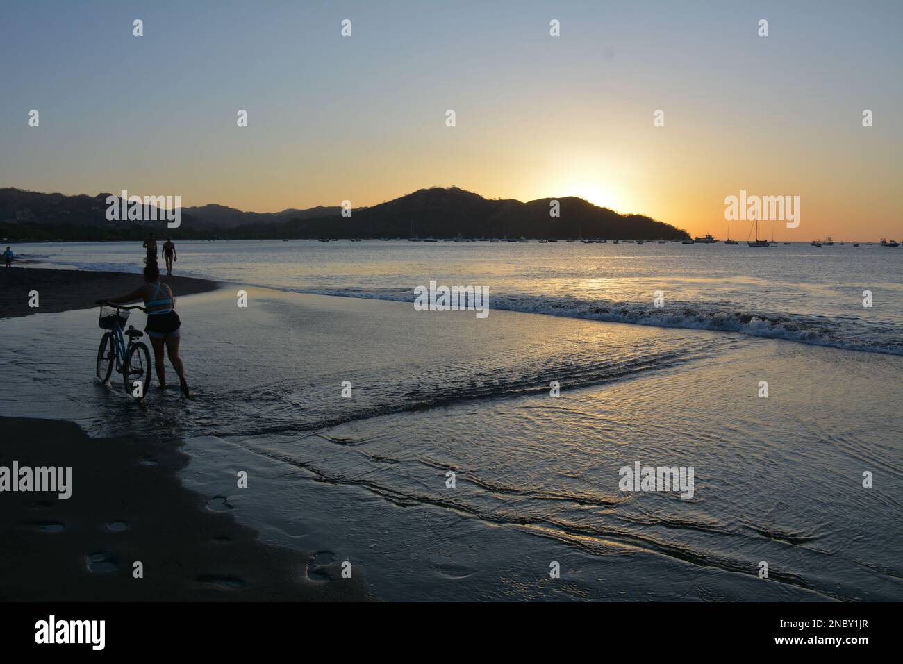 Leute am Strand bei Sonnenuntergang auf Playa Coco in Costa Rica Stockfoto