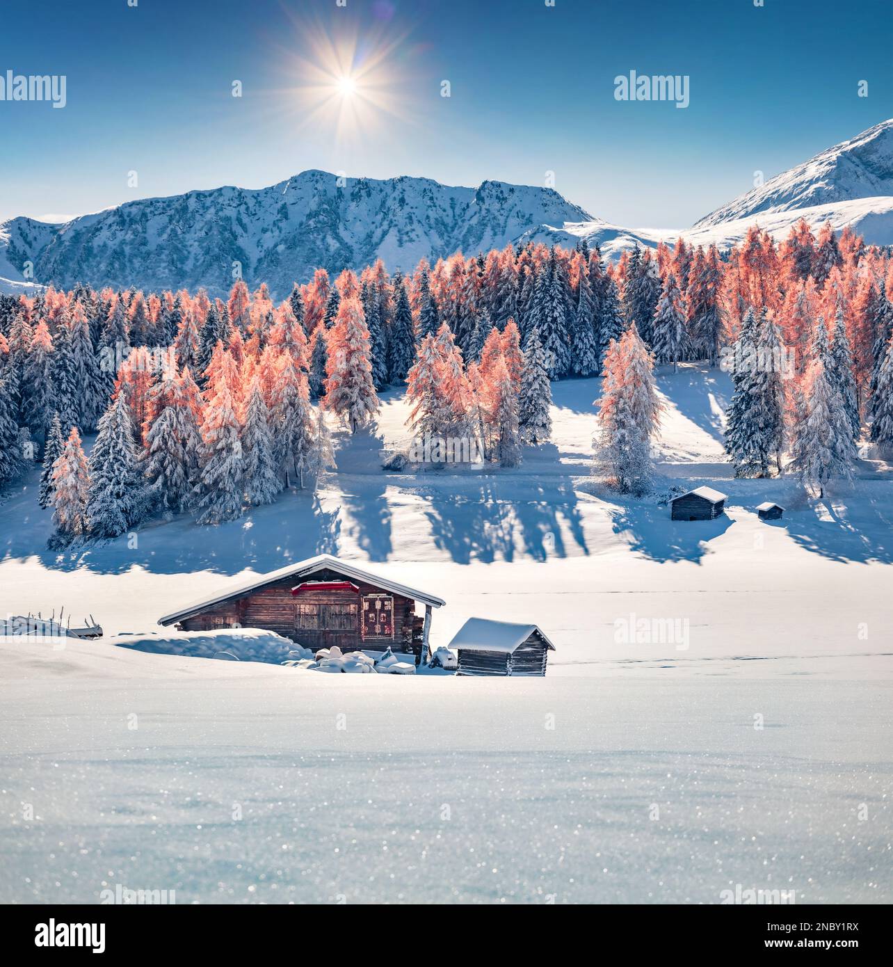 Frischer Schnee, der im Sonnenlicht glitzert. Heller Blick am Morgen auf das Dorf Alpe di Siusi. Atemberaubende Winterszene der Dolomiten-Alpen. Fantastische Skilandschaft Stockfoto