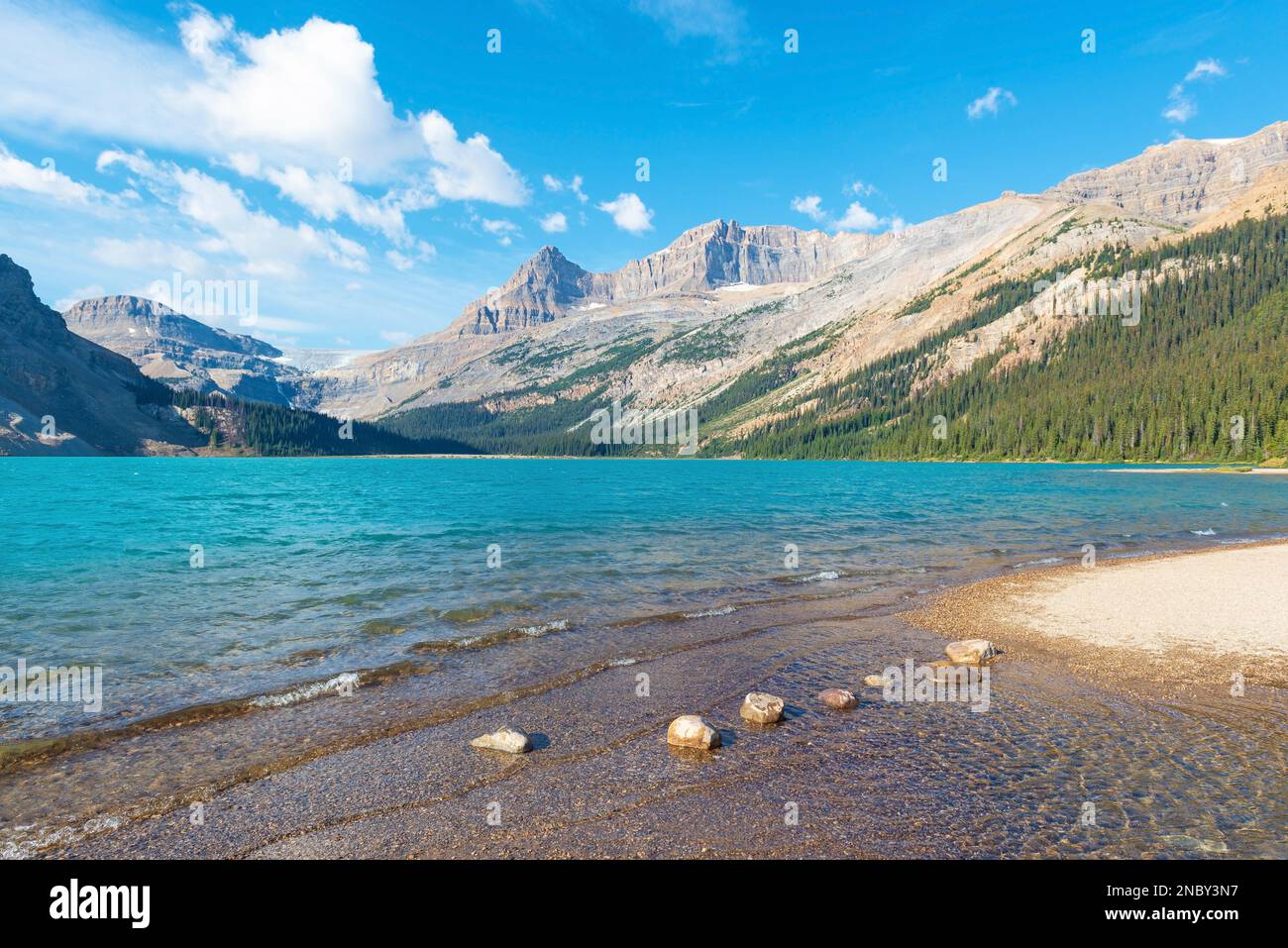 Bug Lake bei Sonnenaufgang im Sommer, Banff National Park, Alberta, Kanada. Stockfoto