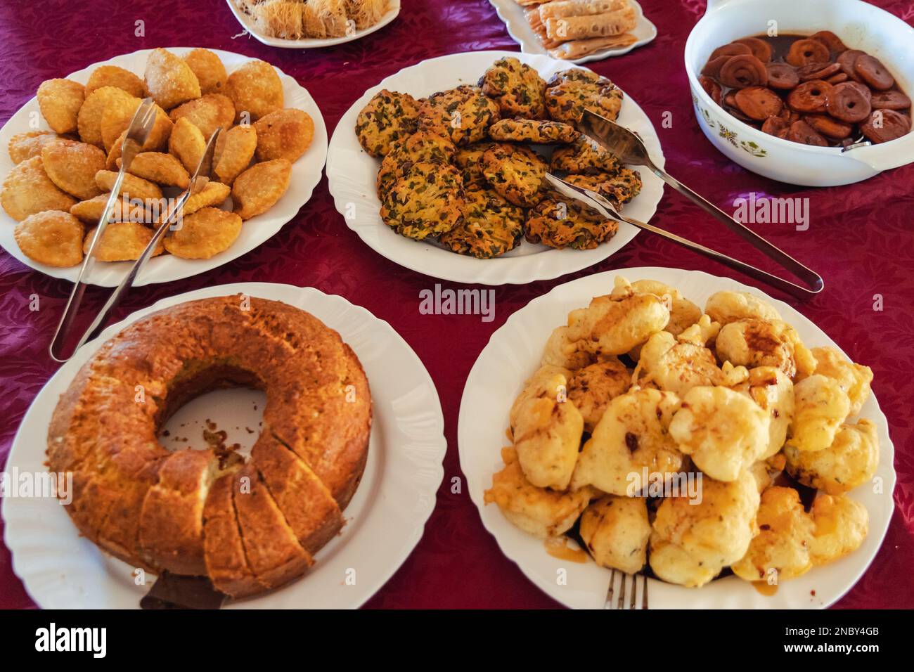 Hausgemachter Kuchen mit Halloumi-Käse, Kekse mit Olivenstückchen und Teigtaschen in Zypern Inselland Stockfoto