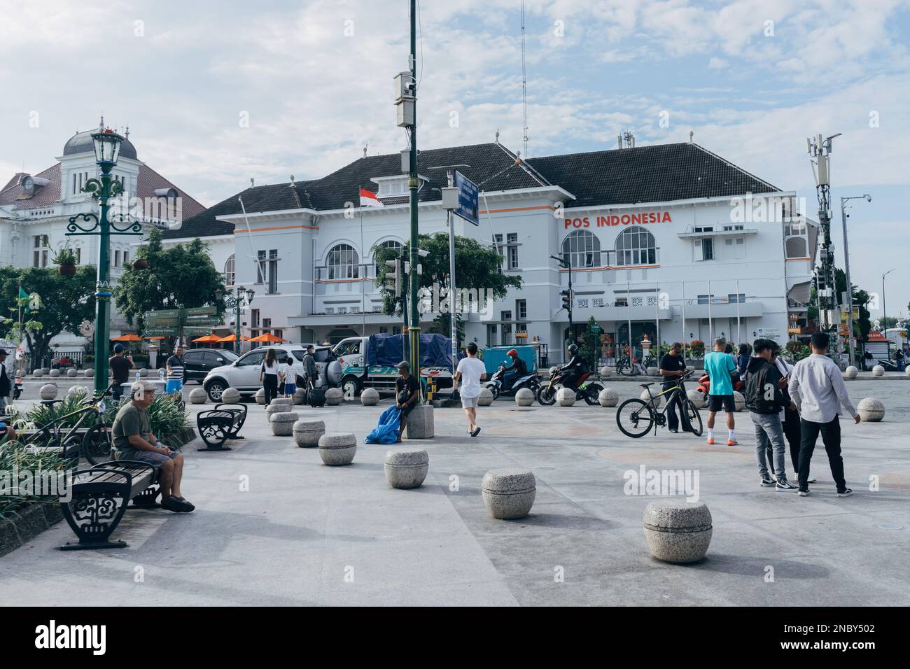 Yogyakarta, Indonesien - ca. 2023: Touristen sammeln sich und machen Fotos am Nullpunkt des Kilometers 0 der Stadt Jogja. Stockfoto