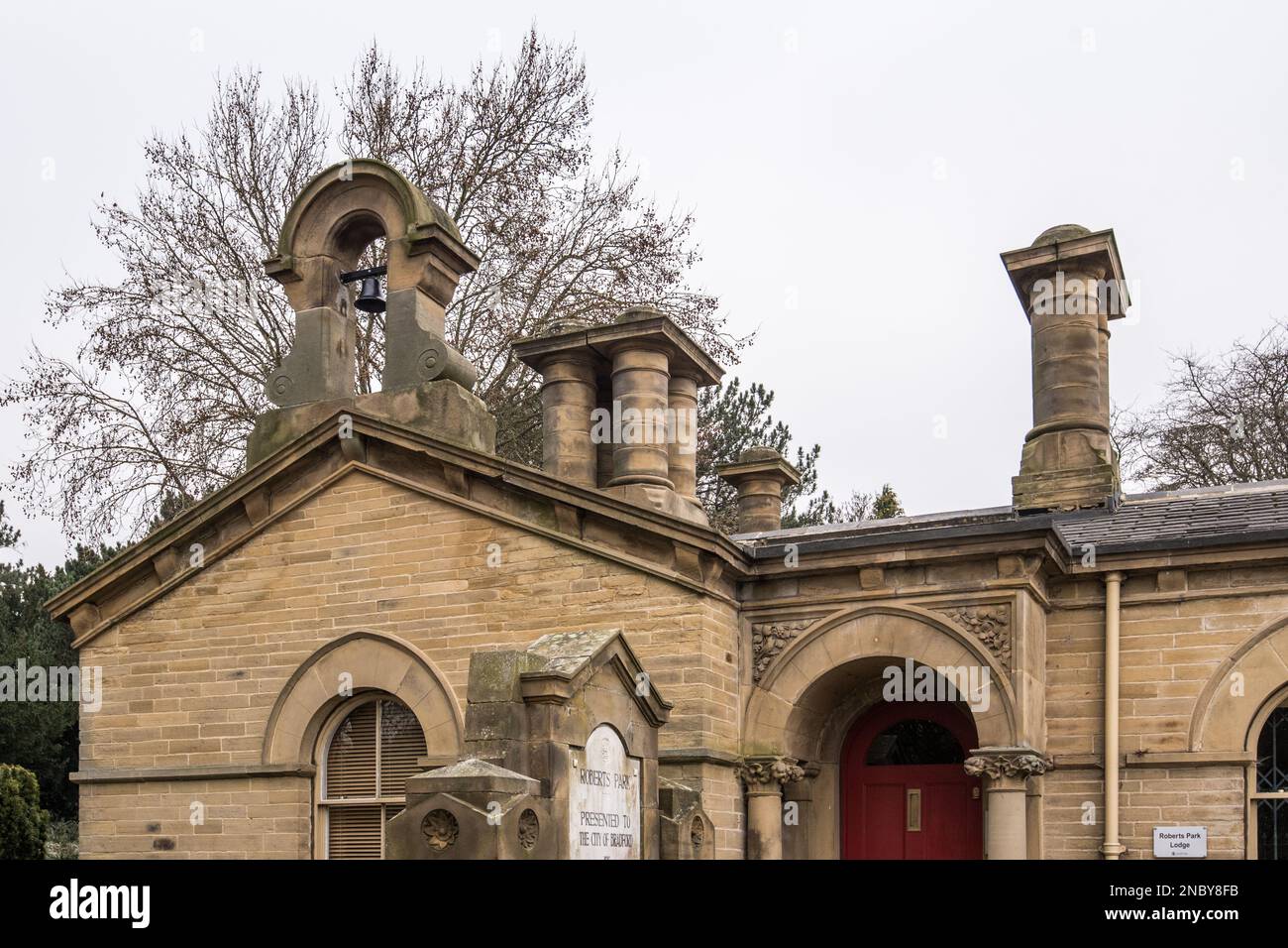 Park-Keeper's Lodge am Eingang zum Roberts Park, Saltaire, renoviert, als der Park vor einigen Jahren renoviert wurde. Büro und Hauptquartier von Park Ranger. Stockfoto