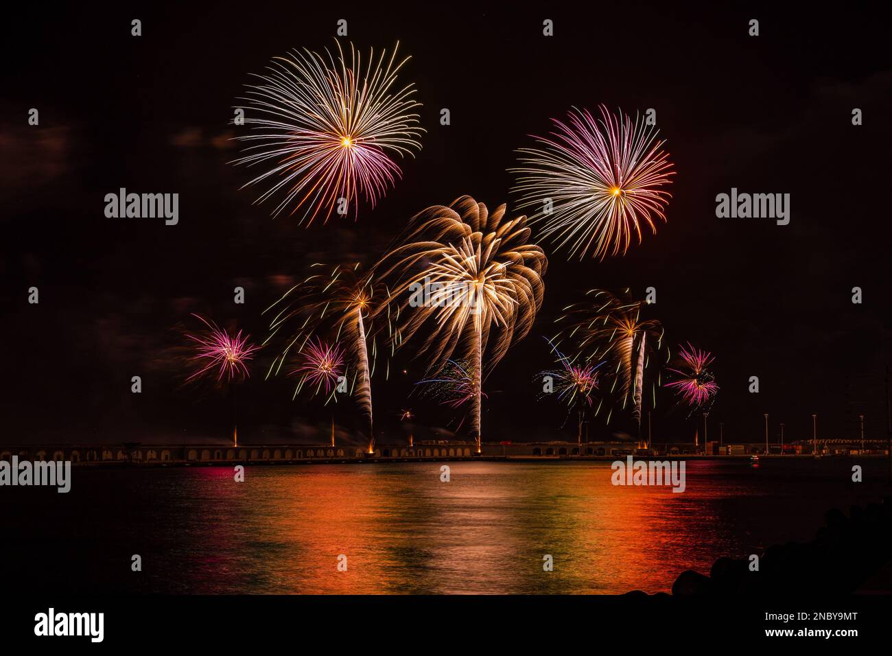 Foto eines Feuerwerks bei Nacht, magischer Effekt mit langer Belichtung. Stockfoto