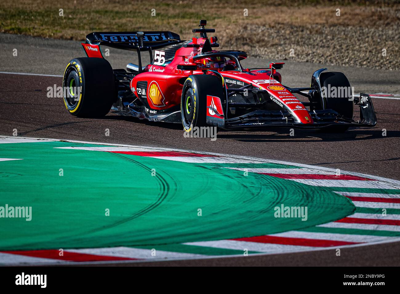 Carlos Sainz fährt den neuen Ferrari SF-23 für die Saison 2023 F1 auf dem Circuit de Fiorano am 14. Februar 2023 in Fiorano Modenese, Italien - Foto: Federico Basile / Dppi/DPPI/LiveMedia Stockfoto