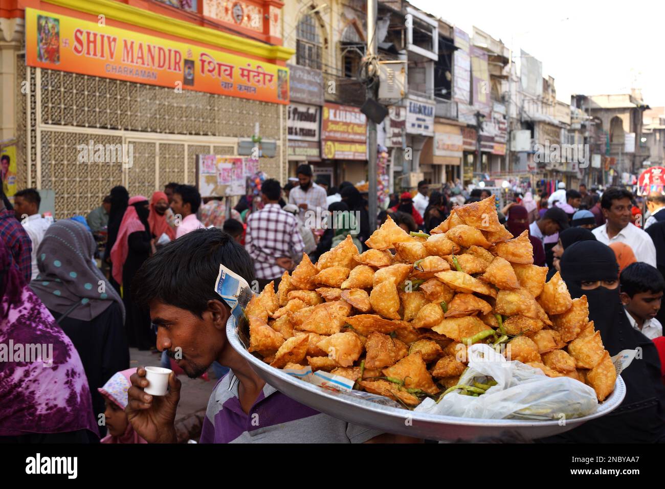 Straßenverkäufer auf dem Laad Bazaar oder dem Choodi Bazaar alten Markt rund um das historische Charminar Hyderabad India Andhra Pradesh Stockfoto