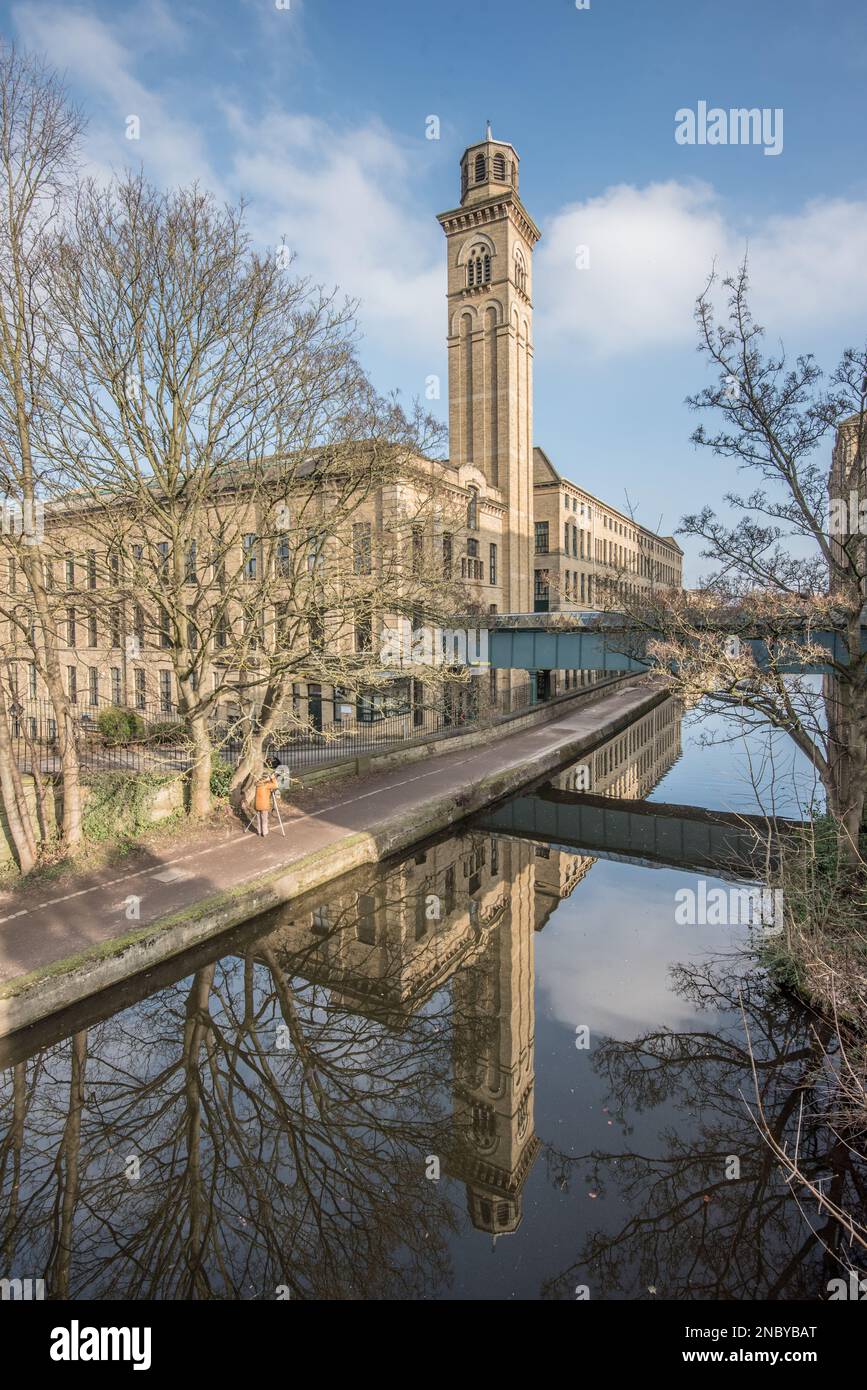 New Mill, Victoria Rd Saltaire, Bradford District Care NHS Foundation Trust ... Entlang des Leeds Liverpool Kanals Stockfoto