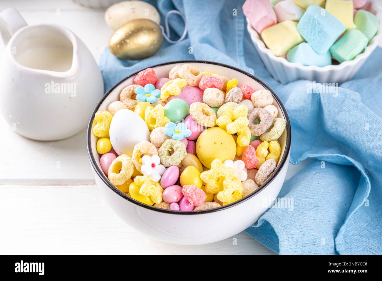 Frühstück osterhase Trail Mix. Bunte Frühstückszerealien und Flocken, mit Schokoladeneiern, Marshmallow, Zuckerstreuseln, Snacks. Süßes Haus Stockfoto