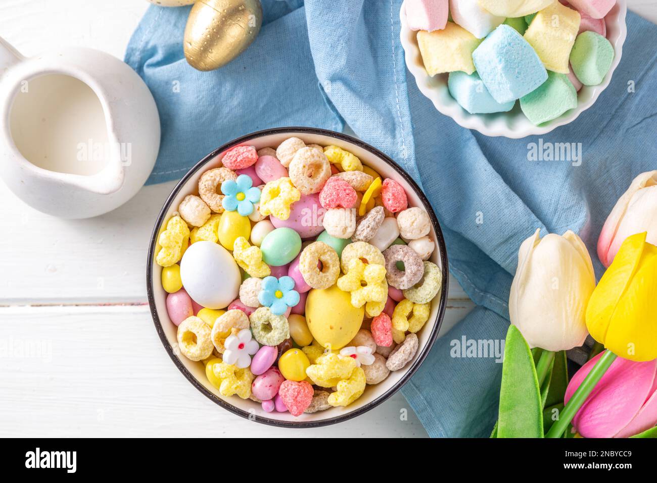 Frühstück osterhase Trail Mix. Bunte Frühstückszerealien und Flocken, mit Schokoladeneiern, Marshmallow, Zuckerstreuseln, Snacks. Süßes Haus Stockfoto