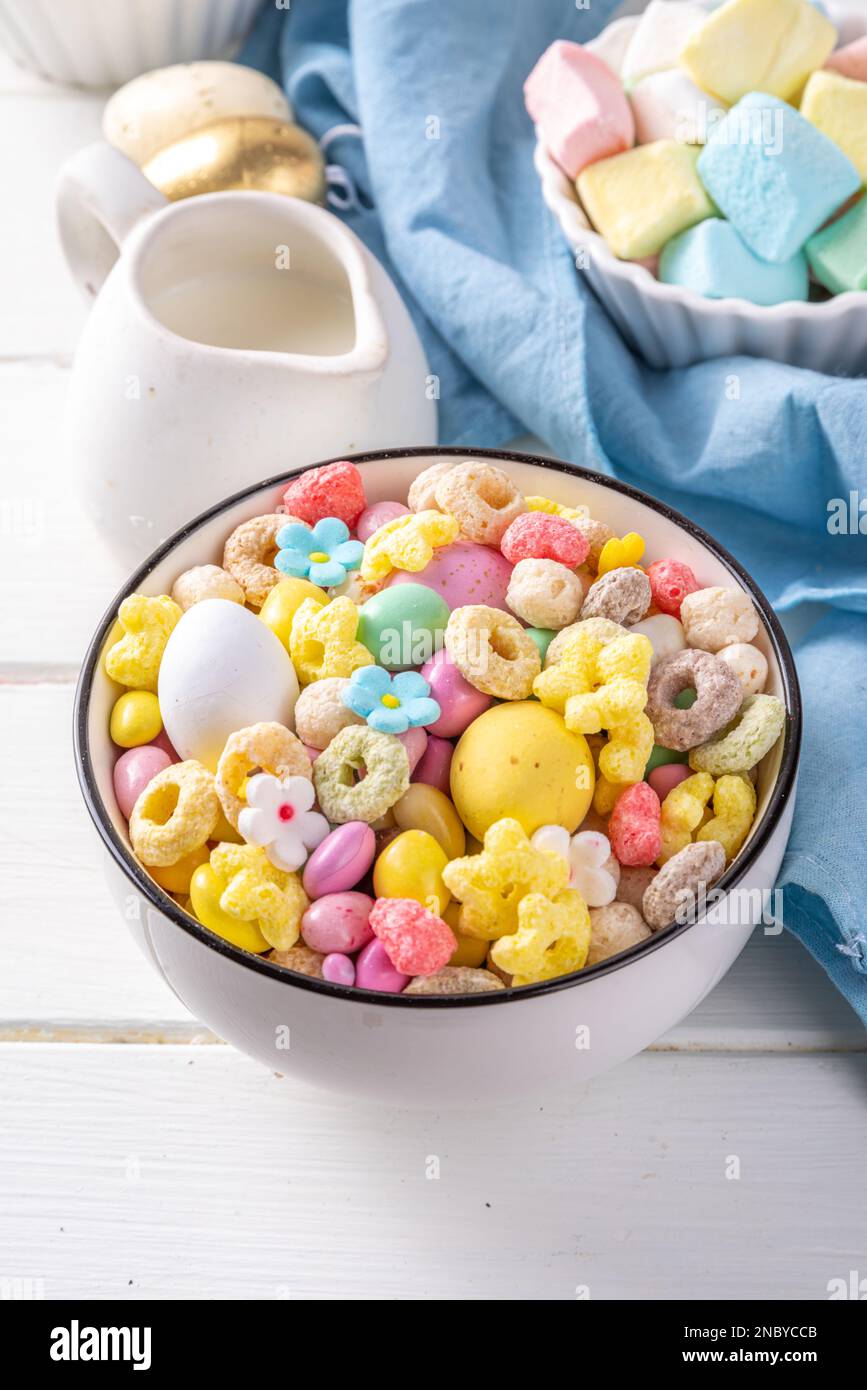 Frühstück osterhase Trail Mix. Bunte Frühstückszerealien und Flocken, mit Schokoladeneiern, Marshmallow, Zuckerstreuseln, Snacks. Süßes Haus Stockfoto