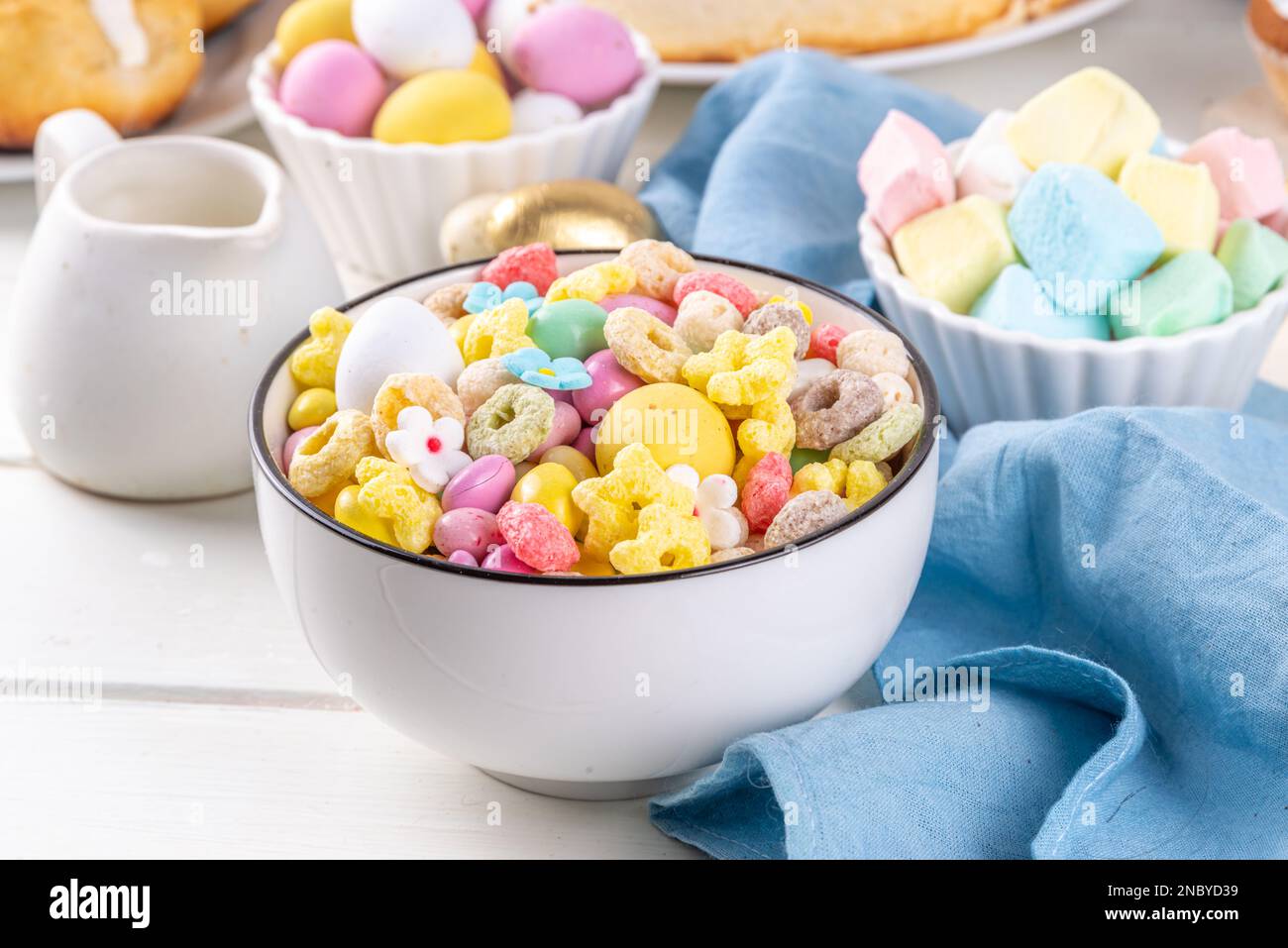 Frühstück osterhase Trail Mix. Bunte Frühstückszerealien und Flocken, mit Schokoladeneiern, Marshmallow, Zuckerstreuseln, Snacks. Süßes Haus Stockfoto
