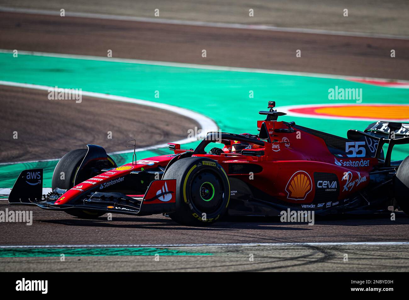 Carlos Sainz fährt den neuen Ferrari SF-23 für die Saison 2023 F1 auf dem Circuit de Fiorano am 14. Februar 2023 in Fiorano Modenese, Italien - Foto: Federico Basile / Dppi/DPPI/LiveMedia Stockfoto