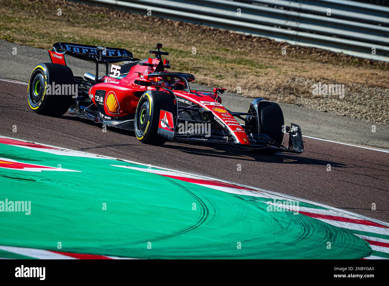 Carlos Sainz fährt den neuen Ferrari SF-23 für die Saison 2023 F1 auf dem Circuit de Fiorano am 14. Februar 2023 in Fiorano Modenese, Italien - Foto: Federico Basile / Dppi/DPPI/LiveMedia Stockfoto
