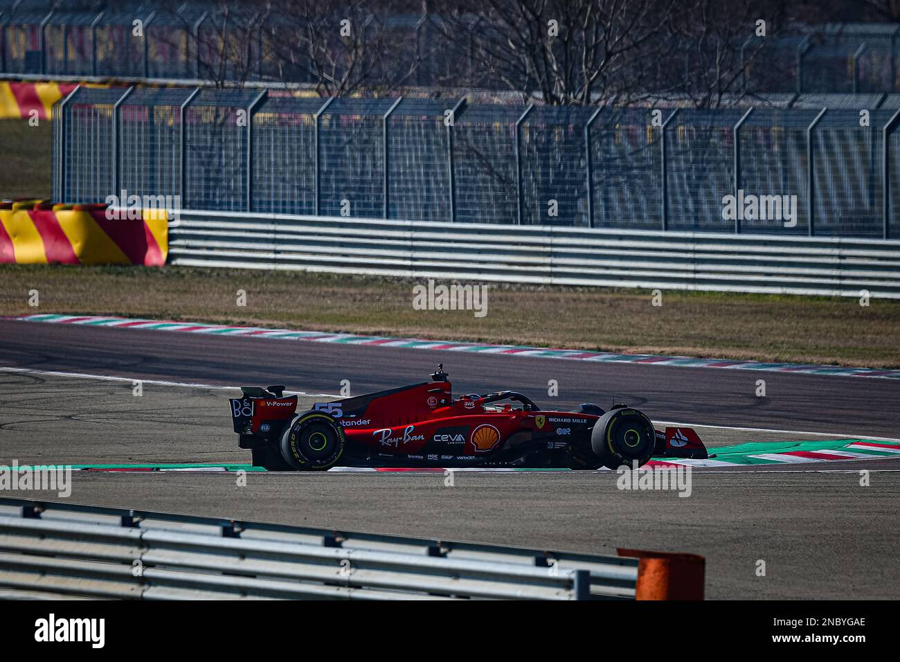 Carlos Sainz fährt den neuen Ferrari SF-23 für die Saison 2023 F1 auf dem Circuit de Fiorano am 14. Februar 2023 in Fiorano Modenese, Italien - Foto: Federico Basile / Dppi/DPPI/LiveMedia Stockfoto