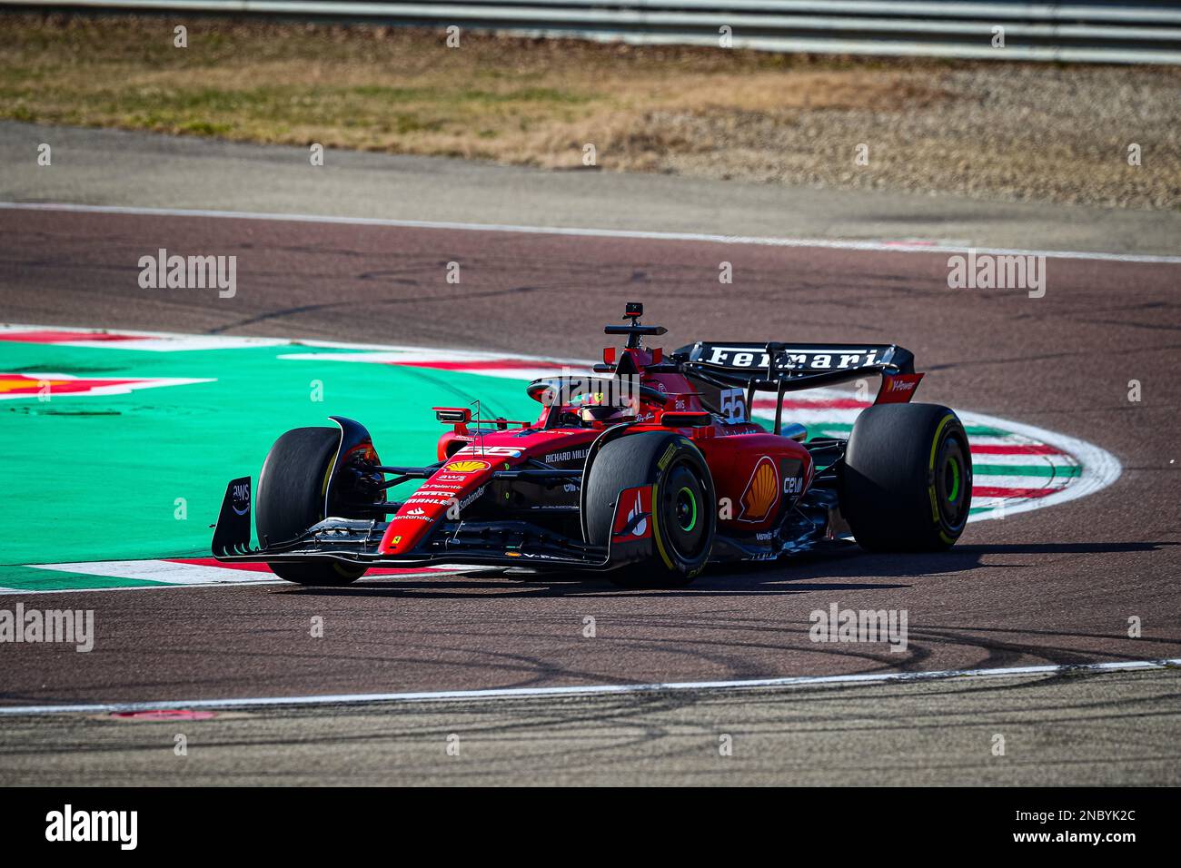 Carlos Sainz fährt den neuen Ferrari SF-23 für die Saison 2023 F1 auf dem Circuit de Fiorano am 14. Februar 2023 in Fiorano Modenese, Italien - Foto: Federico Basile / Dppi/DPPI/LiveMedia Stockfoto