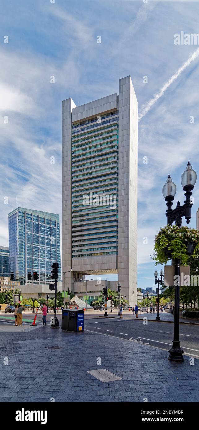 Die Federal Reserve Bank of Boston ist ein Turm aus Aluminium und Glas, der wegen seiner ungewöhnlichen überdachten Fenster manchmal als „venezianisches Blind Building“ bezeichnet wird. Stockfoto